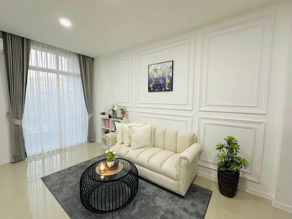 For sale: CC Condominium 1 (Pattaya Central). Beautifully decorated unit with bright, comfortable colors. A very pleasant place to live! Book now!