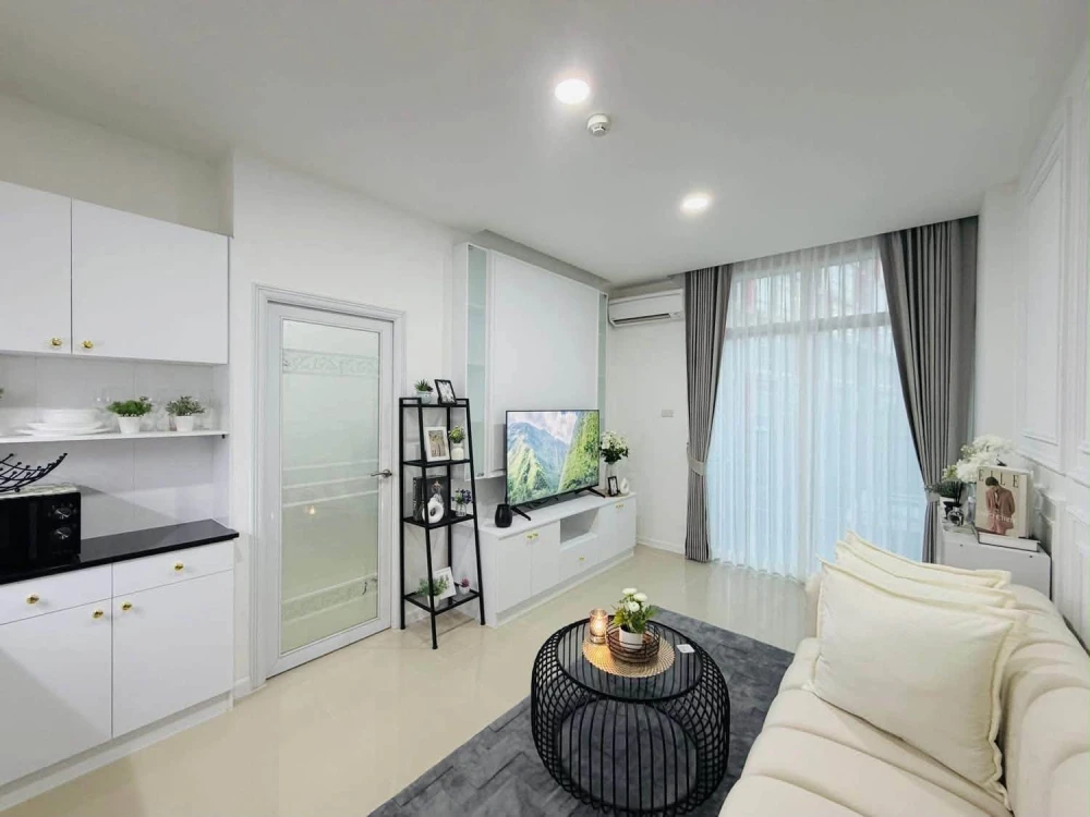 For sale: CC Condominium 1 (Pattaya Central). Beautifully decorated unit with bright, comfortable colors. A very pleasant place to live! Book now!
