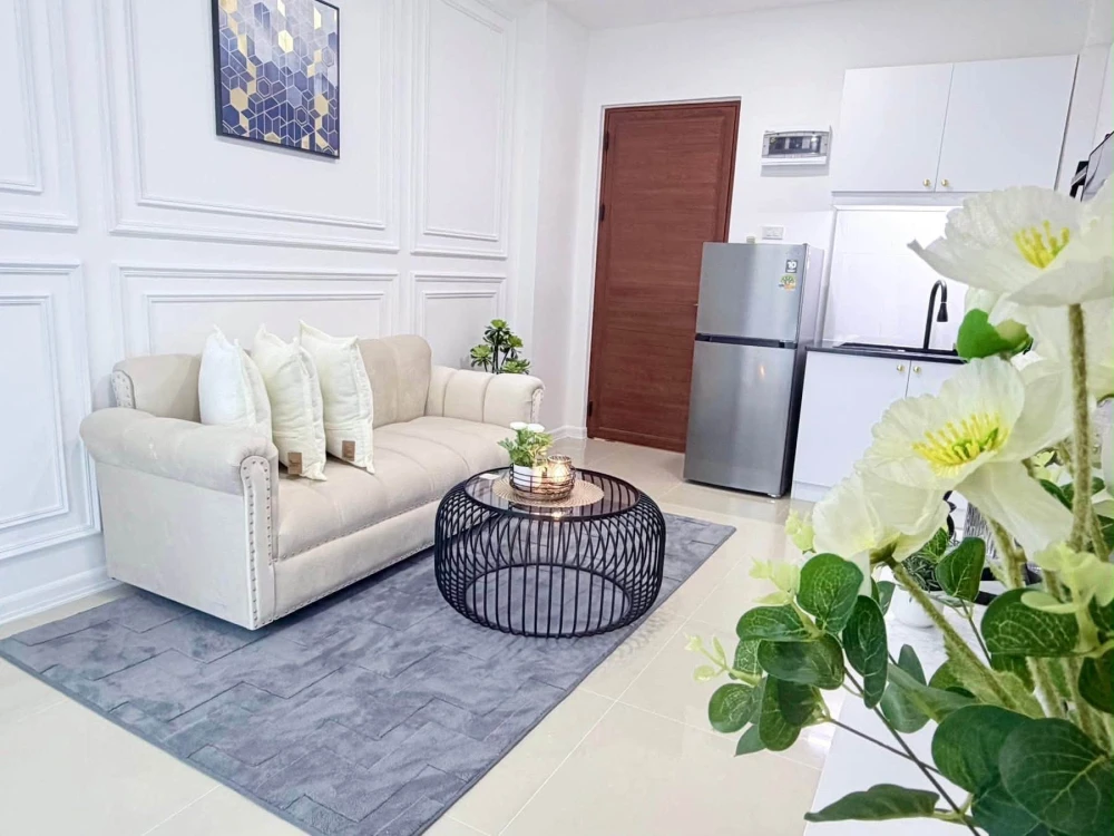 For sale: CC Condominium 1 (Pattaya Central). Beautifully decorated unit with bright, comfortable colors. A very pleasant place to live! Book now!