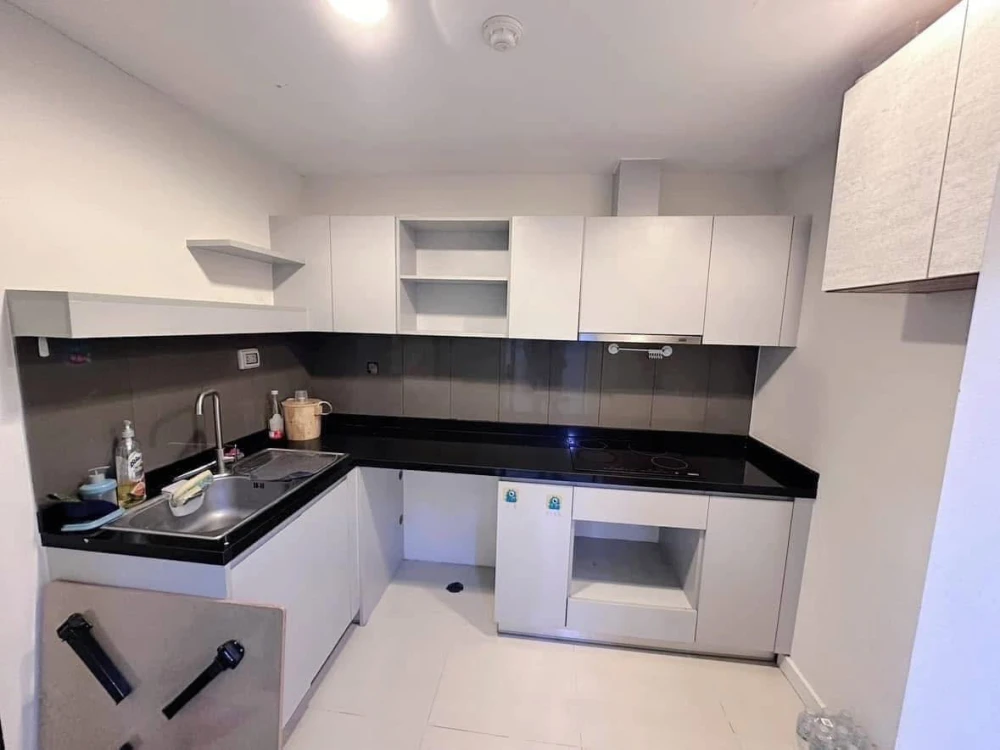 Sell Zenith Place, Sukhumvit 42, corner room, 8th floor, privacy, good price like this, must reserve now. Urgent.