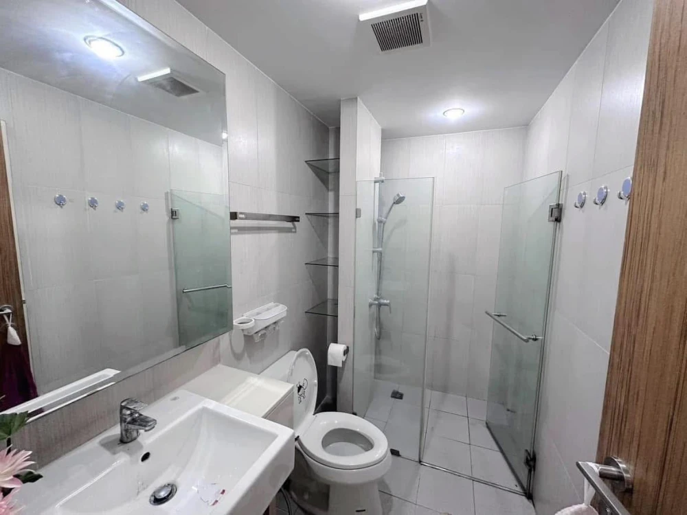 Sell Zenith Place, Sukhumvit 42, corner room, 8th floor, privacy, good price like this, must reserve now. Urgent.