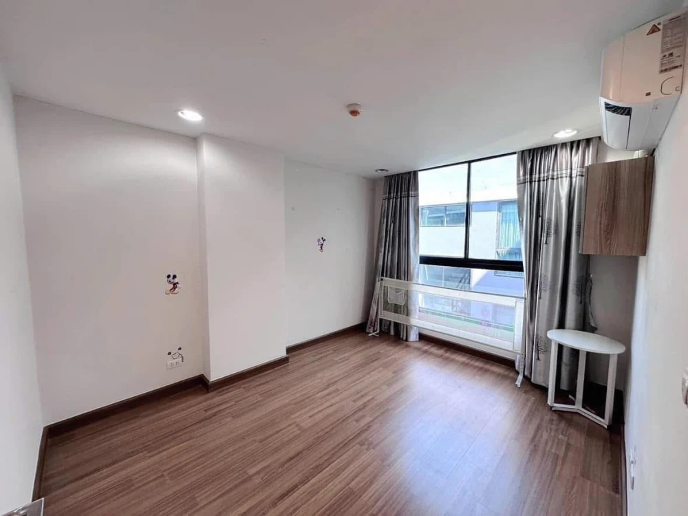 Sell Zenith Place, Sukhumvit 42, corner room, 8th floor, privacy, good price like this, must reserve now. Urgent.