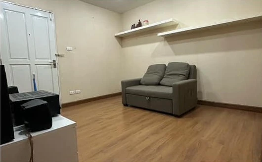 For sale: Zenith Place Add Huai Khwang, 3rd floor, spacious room, comfortable, not cramped. Don't just look, hurry and reserve now!