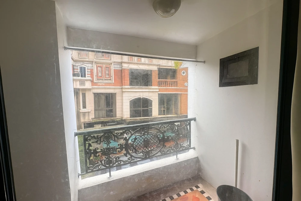 Selling Champs Elysées Tiwanon Condo. Great price, spacious rooms, security guards in every building, quiet environment. Book now!