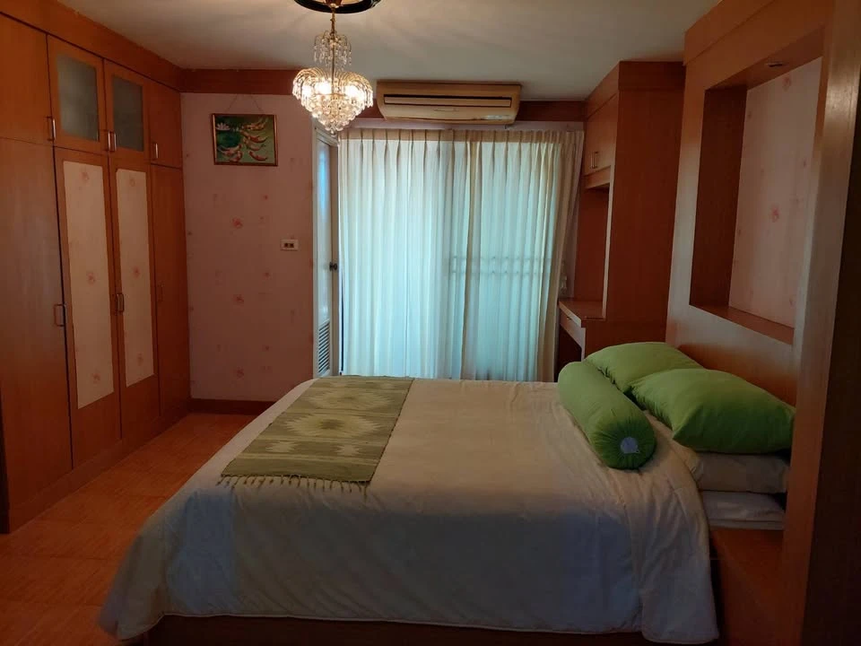 For sale: Champs-Elysees Tiwanon, well-decorated, quality built-in, with excellent wallpaper. If you don't reserve, you'll really miss out.