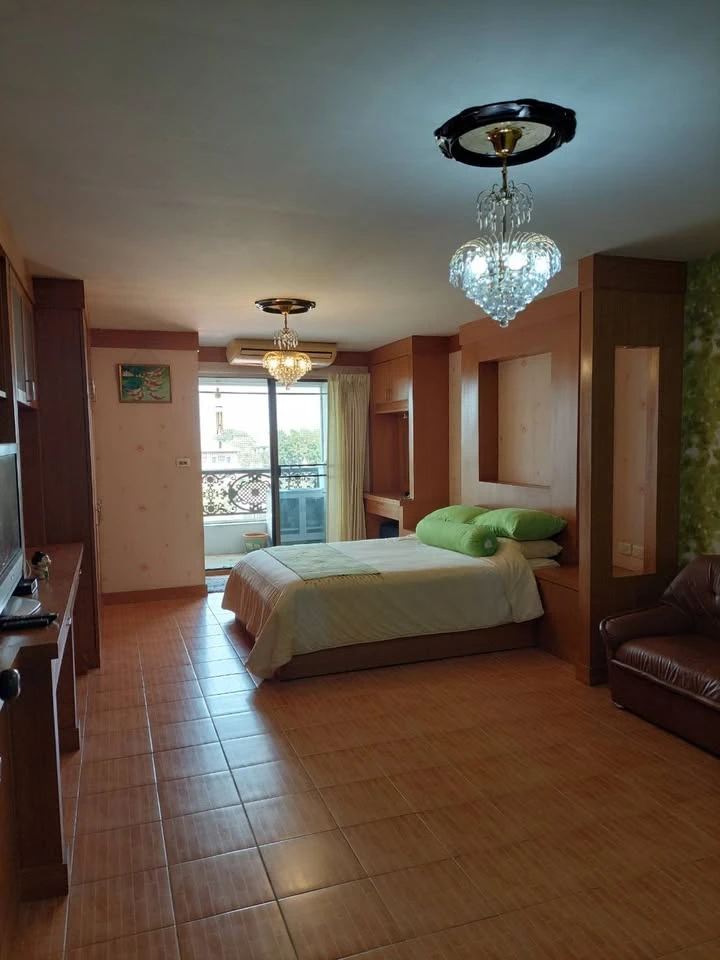 For sale: Champs-Elysees Tiwanon, well-decorated, quality built-in, with excellent wallpaper. If you don't reserve, you'll really miss out.