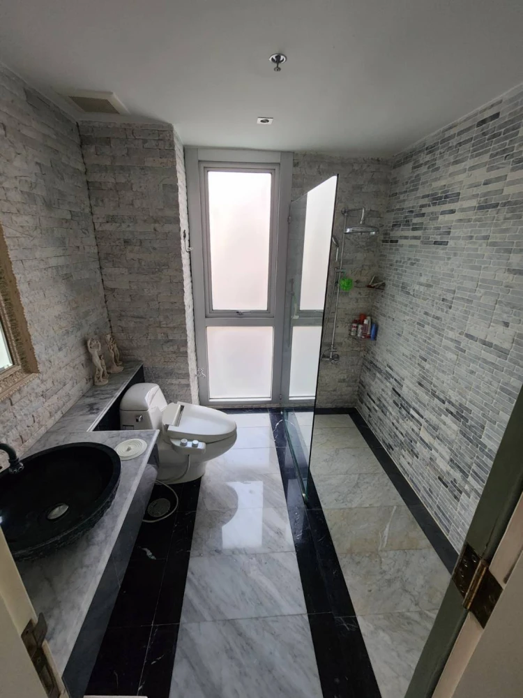 For sale: Nusa Siri Grand, corner room with privacy, lots of usable space. If you don't book, you'll regret it later.