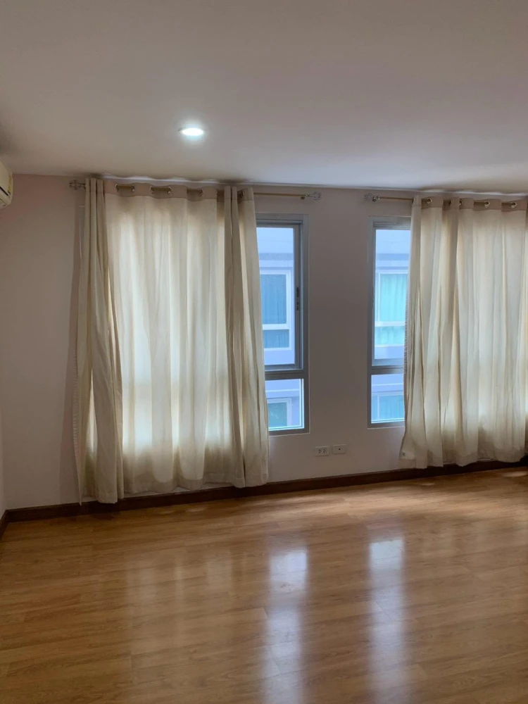 For sale: Double U Condo Phahon-Ladprao, Building B, 3rd floor, room near the elevator up-down, not hot in the afternoon, suitable for city life.