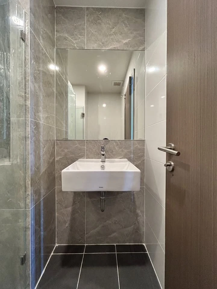 For sale: The Origin Lat Phrao-Bang Kapi, 14th floor, city view, built-in furniture, fully furnished, livable, book now, urgent.