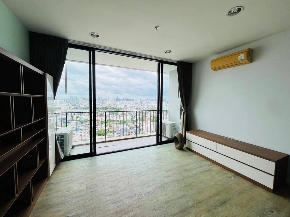 For sale: The Issara Ladprao, 26th floor, very high, great city view, very spacious room, fully furnished, can't miss booking.