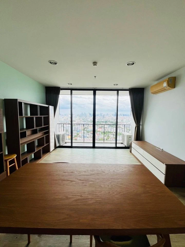 For sale: The Issara Ladprao, 26th floor, very high, great city view, very spacious room, fully furnished, can't miss booking.