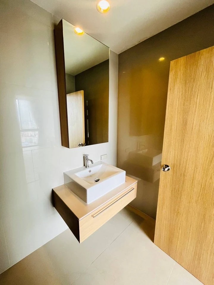 For sale: The Issara Ladprao, 26th floor, very high, great city view, very spacious room, fully furnished, can't miss booking.