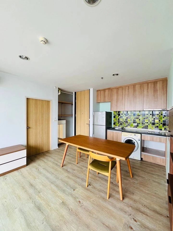 For sale: The Issara Ladprao, 26th floor, very high, great city view, very spacious room, fully furnished, can't miss booking.