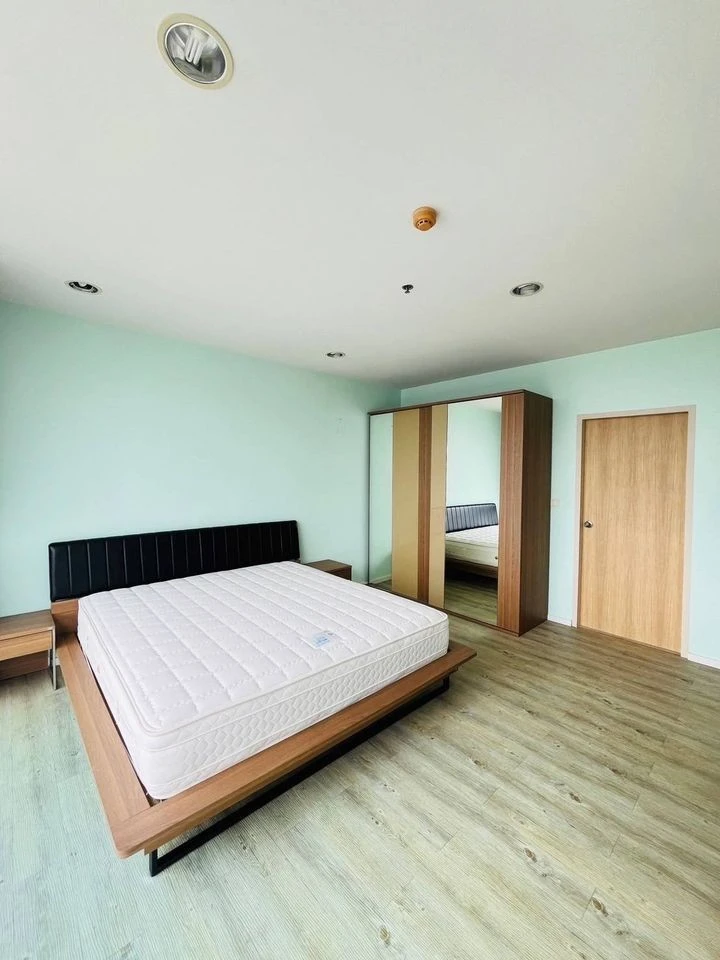 For sale: The Issara Ladprao, 26th floor, very high, great city view, very spacious room, fully furnished, can't miss booking.