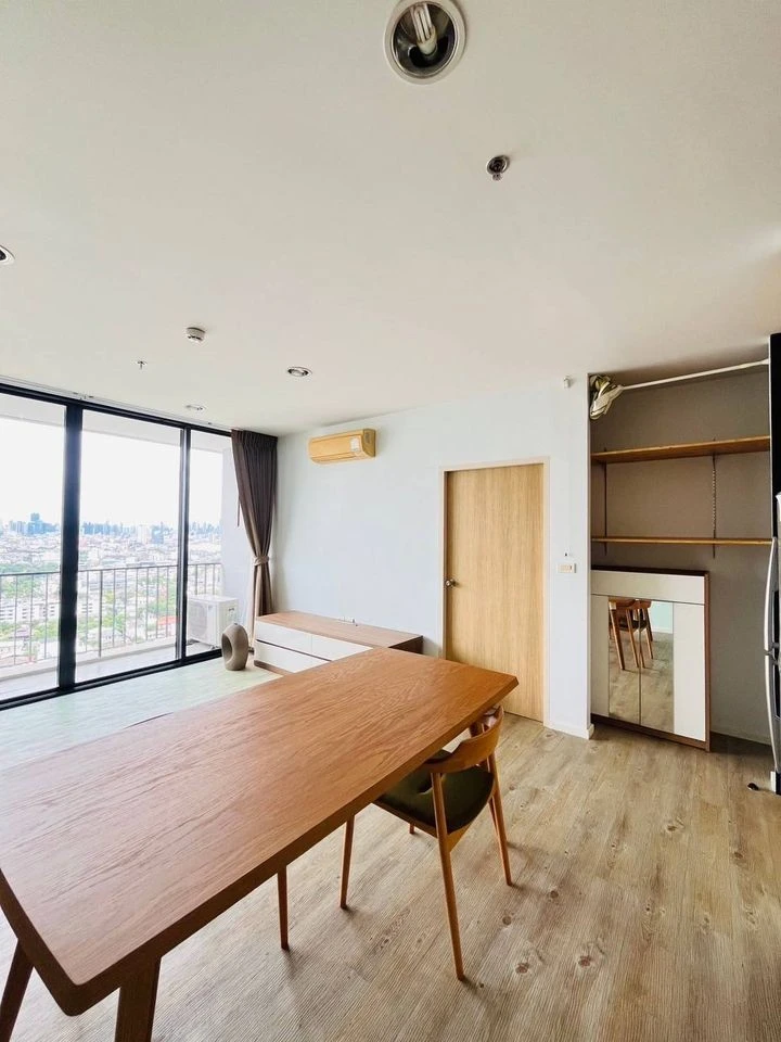 For sale: The Issara Ladprao, 26th floor, very high, great city view, very spacious room, fully furnished, can't miss booking.