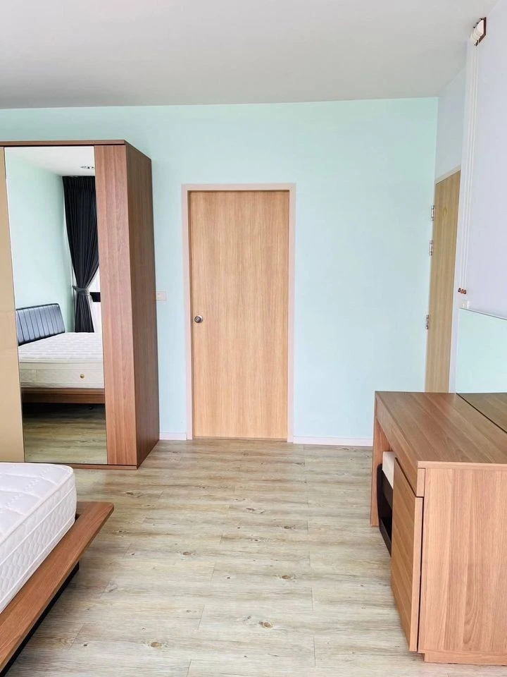 For sale: The Issara Ladprao, 26th floor, very high, great city view, very spacious room, fully furnished, can't miss booking.