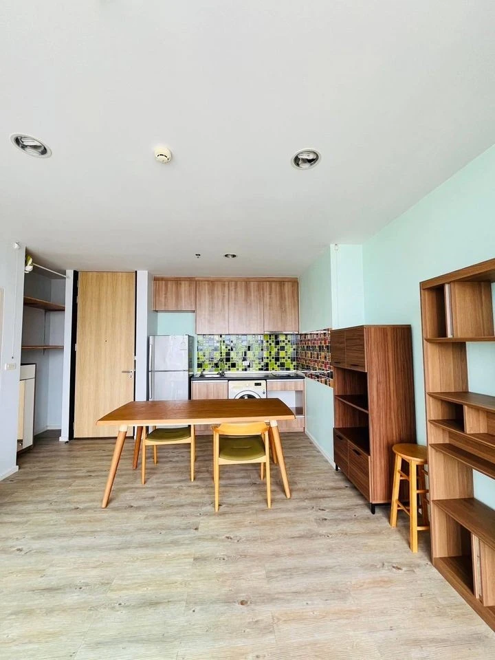 For sale: The Issara Ladprao, 26th floor, very high, great city view, very spacious room, fully furnished, can't miss booking.