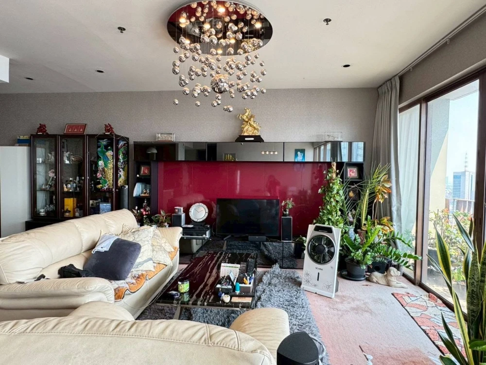 For sale: The Emporio Place, high floor unit with stunning river bend views, no obstructing buildings, in the heart of the city. 3 bedrooms, 4 bathroo