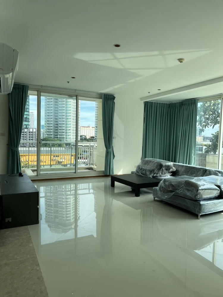 For sale: The Empire Place Sathorn, ready to move in, fully furnished, spacious and comfortable room, suitable for a family. Reserve now!