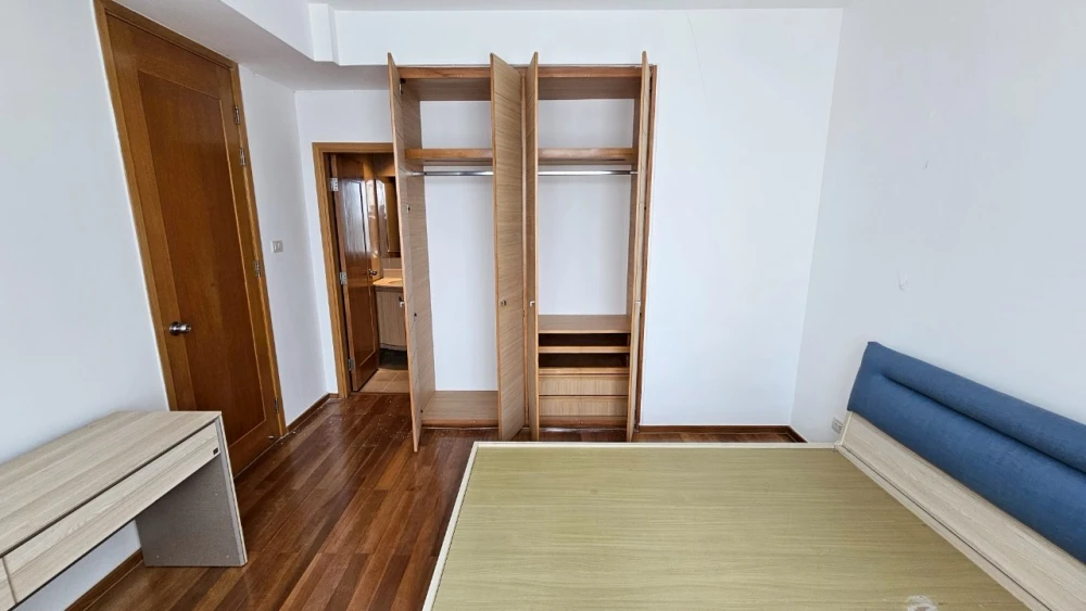 For sale: The Empire Place Sathorn, ready to move in, fully furnished, spacious and comfortable room, suitable for a family. Reserve now!