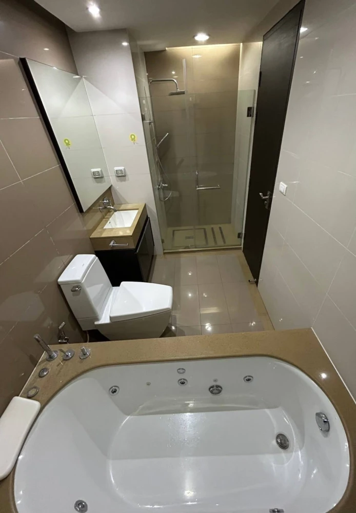 For sale: The Address Pathumwan, 4th floor, Building A, full facilities, just bring your own luggage and move in.