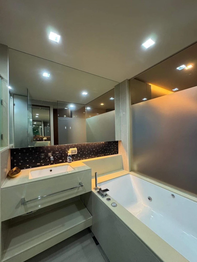 For sale: The Address Sathorn, 10th floor, spacious room, fully furnished, ready to move in, hurry and be the owner before you miss out.