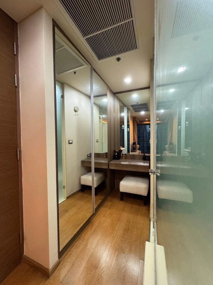 For sale: The Address Sathorn, 10th floor, spacious room, fully furnished, ready to move in, hurry and be the owner before you miss out.