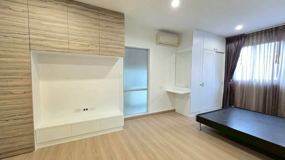 For sale: Dee Condo Ramintra, 2nd floor, beautiful room, fully furnished, ready to move in, reserve now, don't miss out.