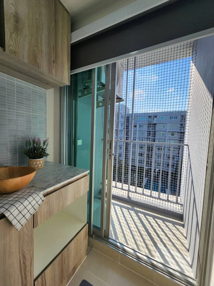 For sale: Dee Condo Ramintra, 6th floor, Building C, swimming pool view, beautifully decorated, looks great, very livable, ready to move in.