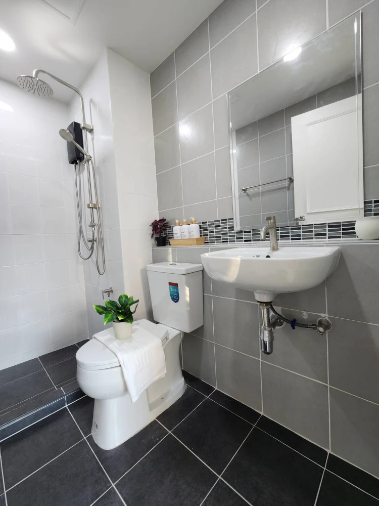 For sale: Dee Condo Ramintra, 6th floor, Building C, swimming pool view, beautifully decorated, looks great, very livable, ready to move in.