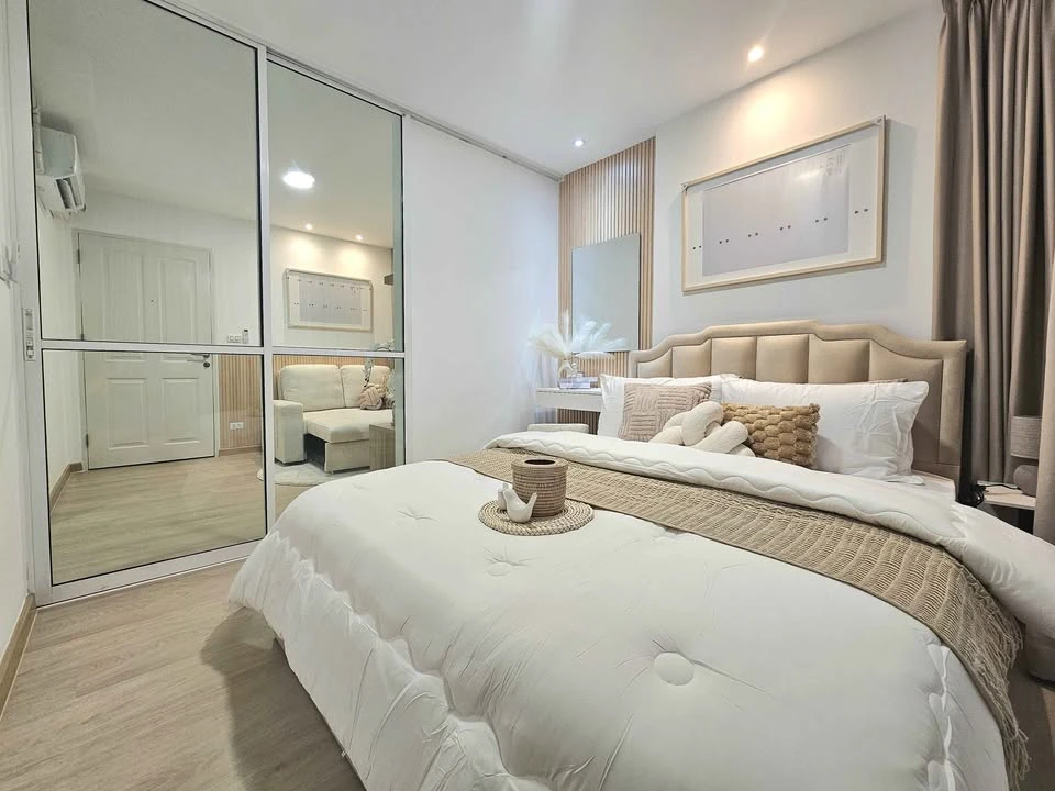 For sale: D Condo Ramkhamhaeng, 7th floor, corner room, very private, decorated very well, has a good quality sofa bed, don't miss it.