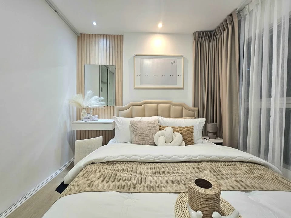 For sale: D Condo Ramkhamhaeng, 7th floor, corner room, very private, decorated very well, has a good quality sofa bed, don't miss it.