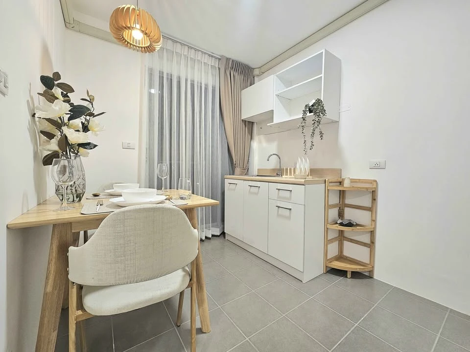 For sale: D Condo Ramkhamhaeng, 7th floor, corner room, very private, decorated very well, has a good quality sofa bed, don't miss it.