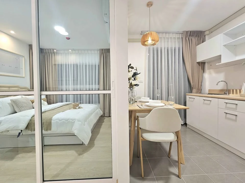For sale: D Condo Ramkhamhaeng, 7th floor, corner room, very private, decorated very well, has a good quality sofa bed, don't miss it.