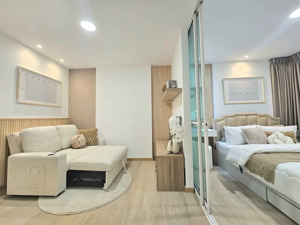 For sale: D Condo Ramkhamhaeng, 7th floor, corner room, very private, decorated very well, has a good quality sofa bed, don't miss it.