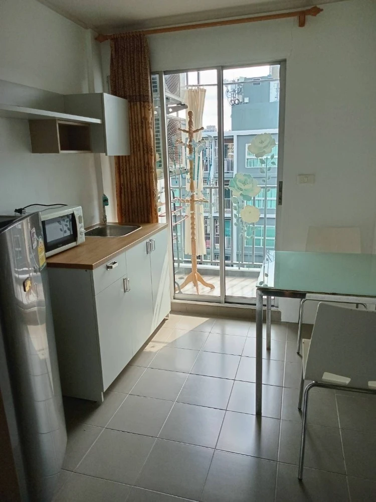For sale: D Condo Ramkhamhaeng, 8th floor, fully furnished, nice to live in. Interested in owning one? Hurry and reserve now.