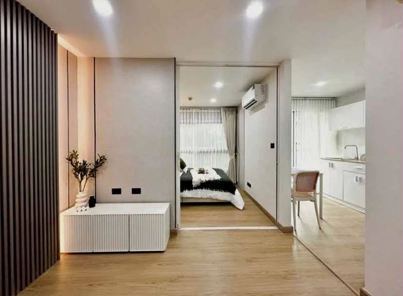 For sale: D Condo Ramkhamhaeng. A lovely room with excellent built-in furniture and a clean white tone. Hurry and reserve now+++