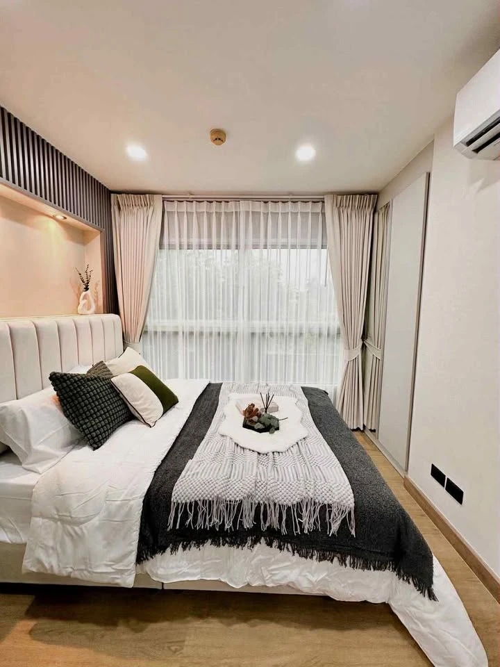 For sale: D Condo Ramkhamhaeng. A lovely room with excellent built-in furniture and a clean white tone. Hurry and reserve now+++