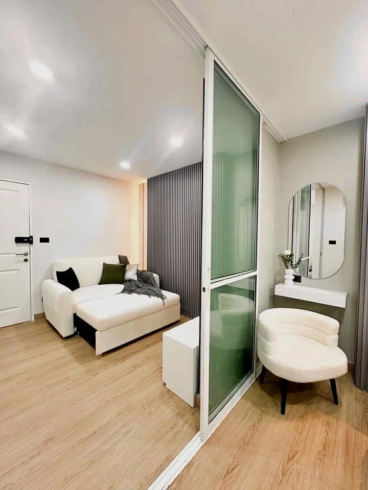 For sale: D Condo Ramkhamhaeng. A lovely room with excellent built-in furniture and a clean white tone. Hurry and reserve now+++