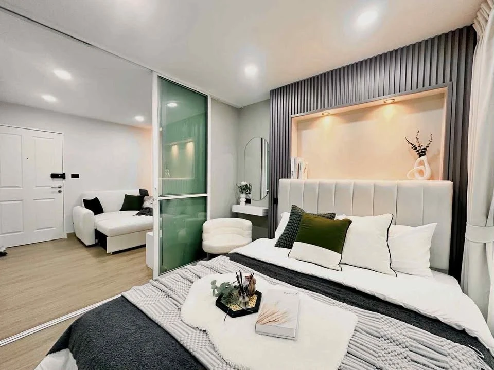 For sale: D Condo Ramkhamhaeng. A lovely room with excellent built-in furniture and a clean white tone. Hurry and reserve now+++