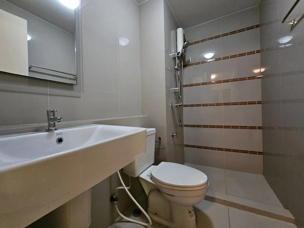 For sale rent: D Condo Campus Rangsit Phase 2. Comfortable living, definitely not hot. Cool, airy rooms. Ready to move in immediately!