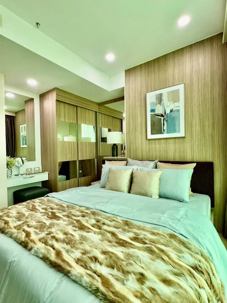 For sale: Dusit Grand Condo View (Jomtien), 24th floor. Sea and city view, no obstructing buildings. Fully furnished with appliances. Ready to move in