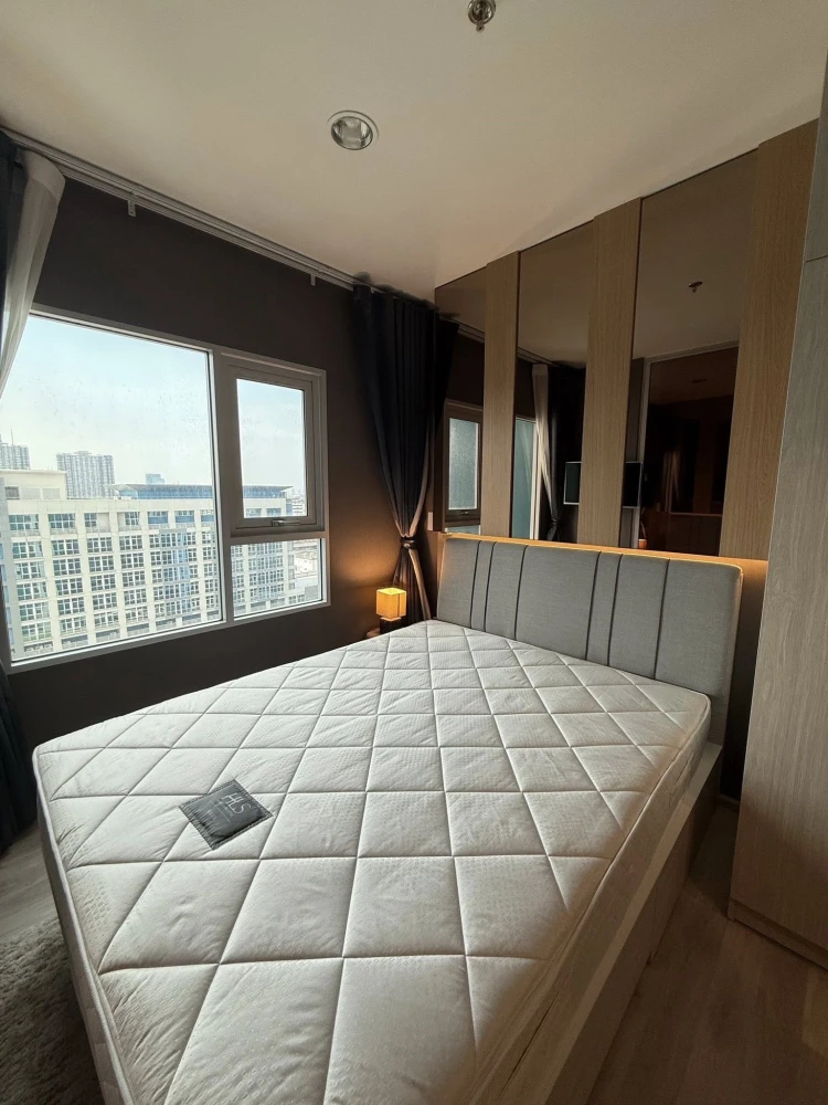 For sale: Niche Mono Ramkhamhaeng. Beautiful, high-end interior with stunning built-in furniture. Don't miss out!