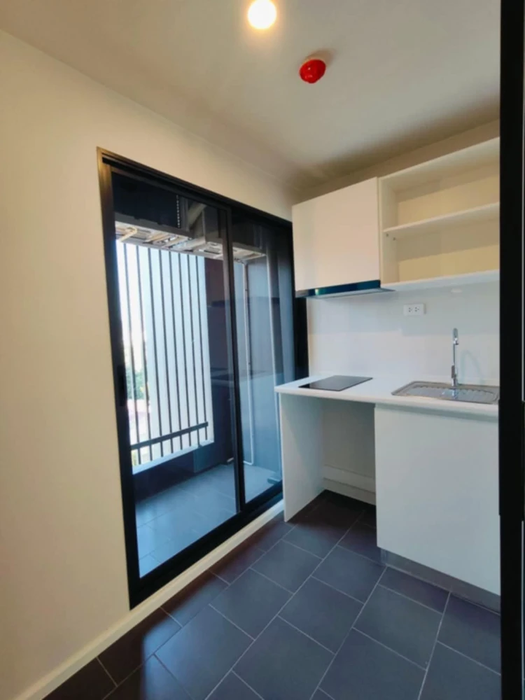 For sale: Blue Sukhumvit 89, corner room, not attached to other rooms, next to fire escape, 8th floor, near amenities, don't miss it.