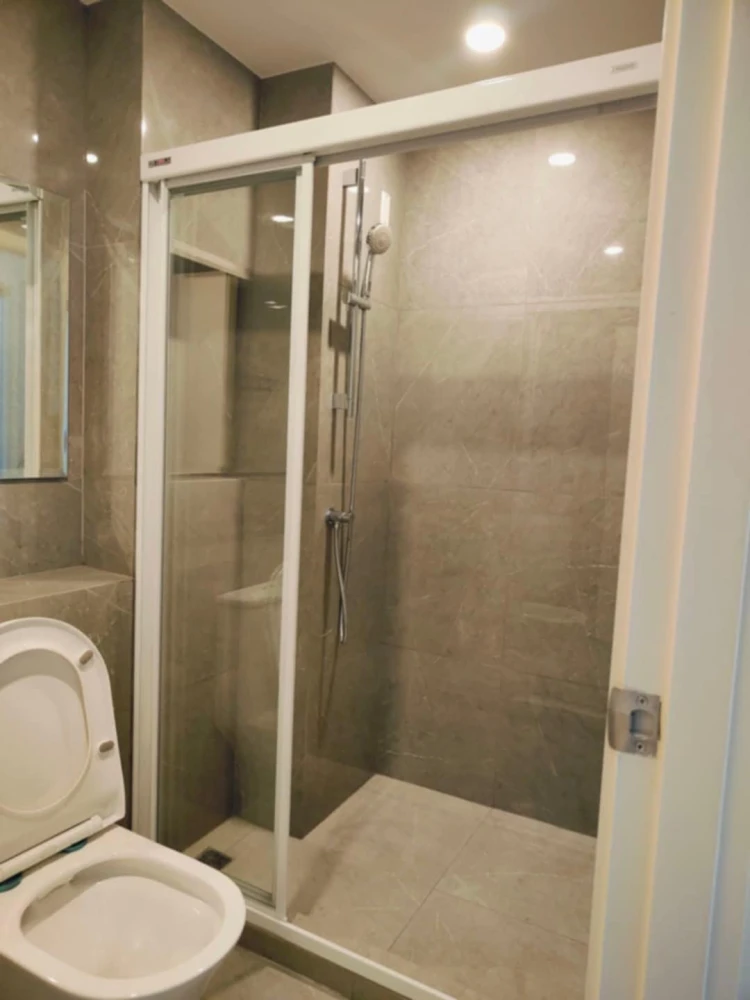 For sale: Blue Sukhumvit 89, corner room, not attached to other rooms, next to fire escape, 8th floor, near amenities, don't miss it.