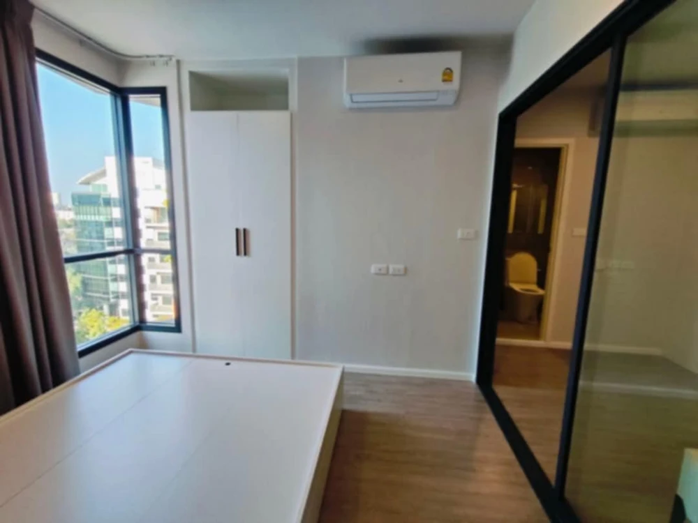 For sale: Blue Sukhumvit 89, corner room, not attached to other rooms, next to fire escape, 8th floor, near amenities, don't miss it.