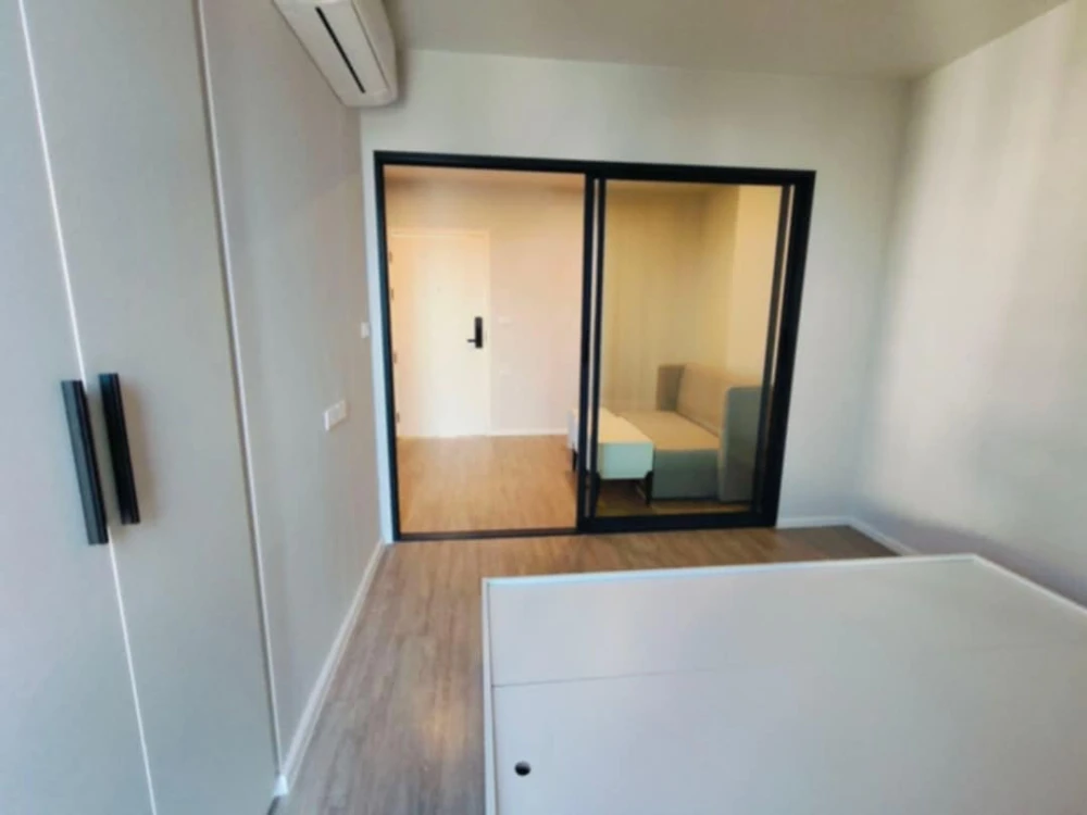 For sale: Blue Sukhumvit 89, corner room, not attached to other rooms, next to fire escape, 8th floor, near amenities, don't miss it.