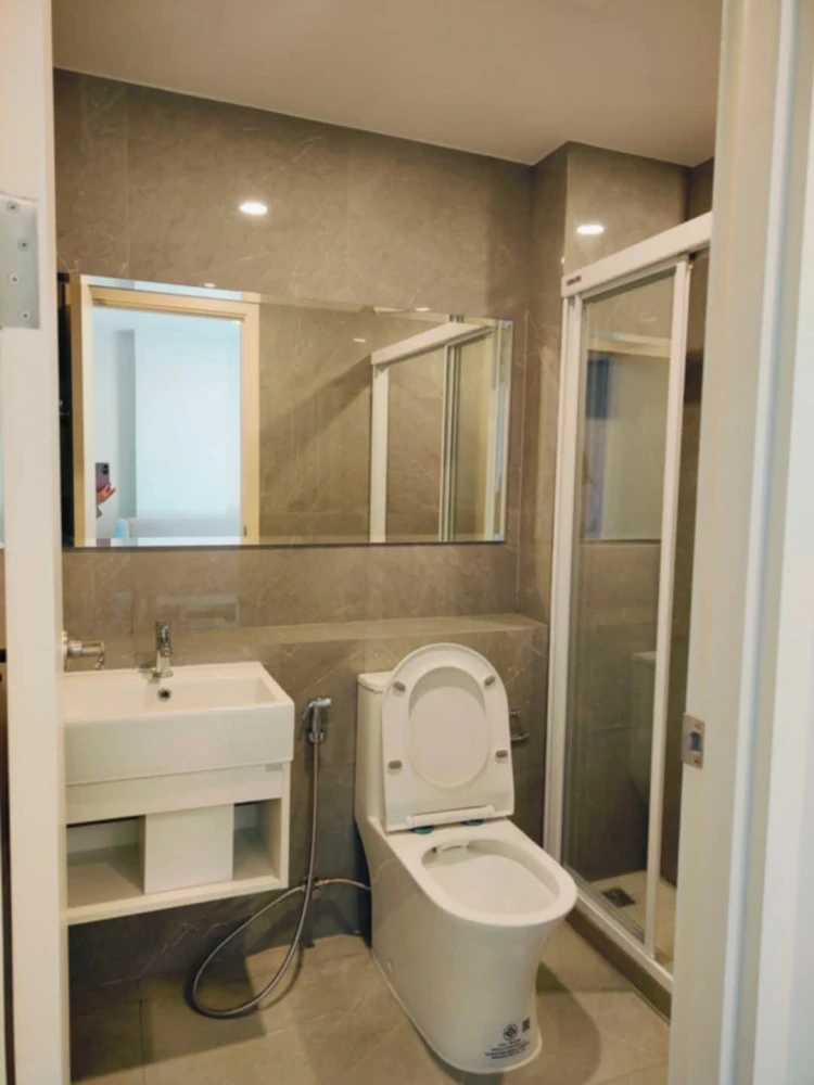 For sale: Blue Sukhumvit 89, corner room, not attached to other rooms, next to fire escape, 8th floor, near amenities, don't miss it.