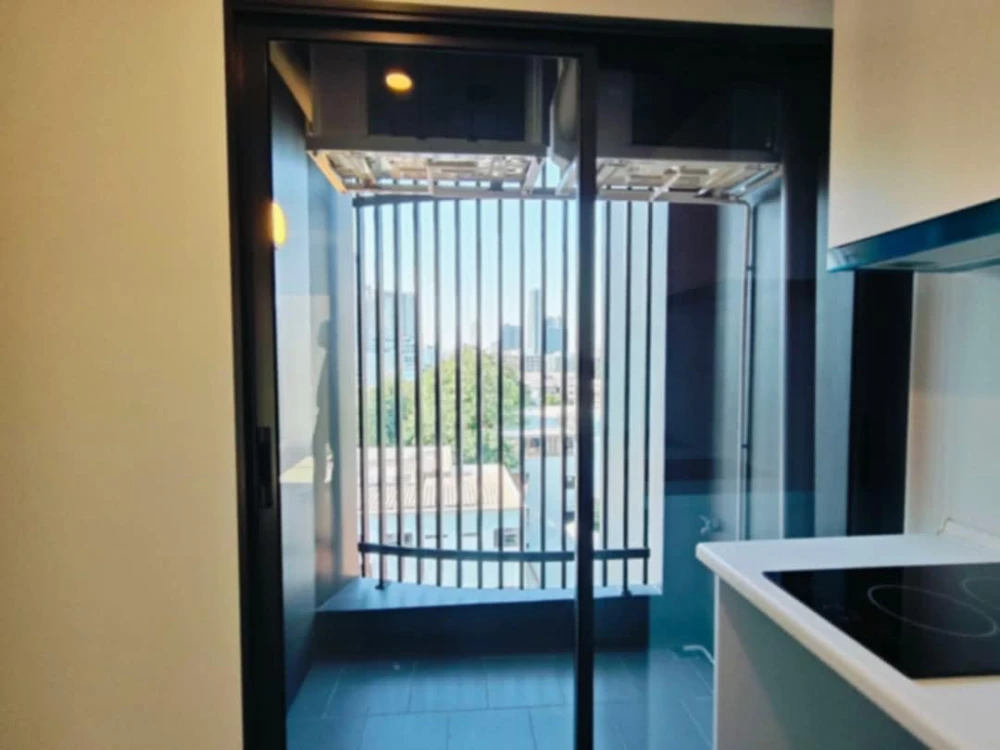 For sale: Blue Sukhumvit 89, corner room, not attached to other rooms, next to fire escape, 8th floor, near amenities, don't miss it.