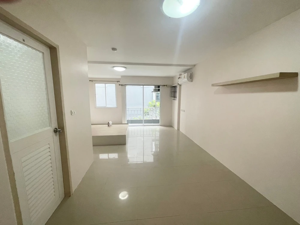 Boutique Ratchada 17 for sale, spacious, airy, clean, good air, nice to live in, has a balcony, ready to move in.